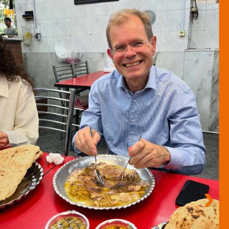 عکس | سفیر نروژ کله پاچه خور شد!