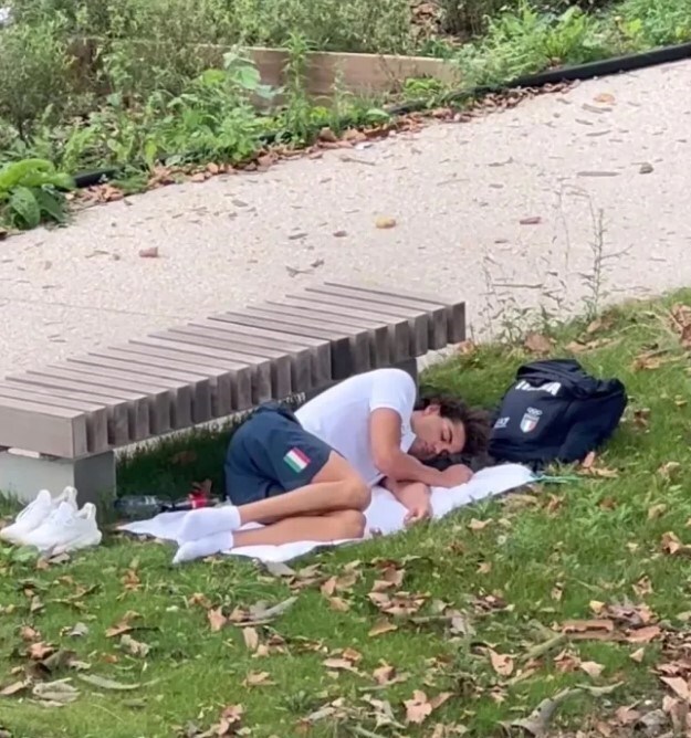 عکس | شناگر قهرمان المپیک در پارک خوابید!