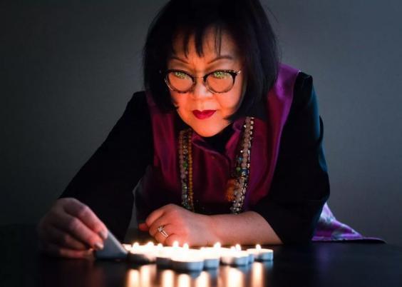 عکس | این زن چینی می‌تواند با ارواح صحبت کند!