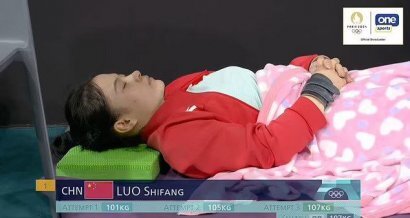 عکس | وزنه بردار چینی وسط مسابقات خوابید! عکس | وزنه بردار چینی وسط مسابقات خوابید!