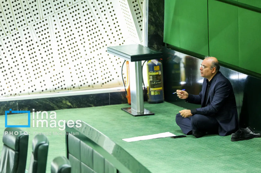 عکس | ماجرای نماینده مجلسی که بدون کفش روی زمین نشسته چه بود؟! عکس | ماجرای نماینده مجلسی که بدون کفش روی زمین نشسته چه بود؟!