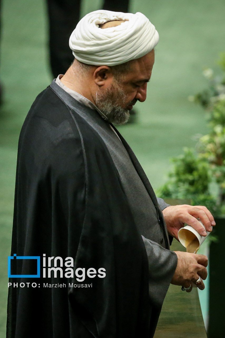 عکس | نسکافه خوردن رسایی در مجلس شورای اسلامی!