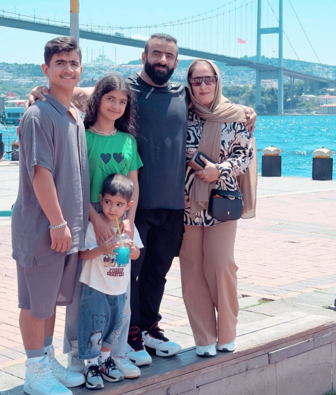 عکس | هادی چوپان به همراه خانواده اش در یک سفر خارجی! عکس | هادی چوپان به همراه خانواده اش در یک سفر خارجی!