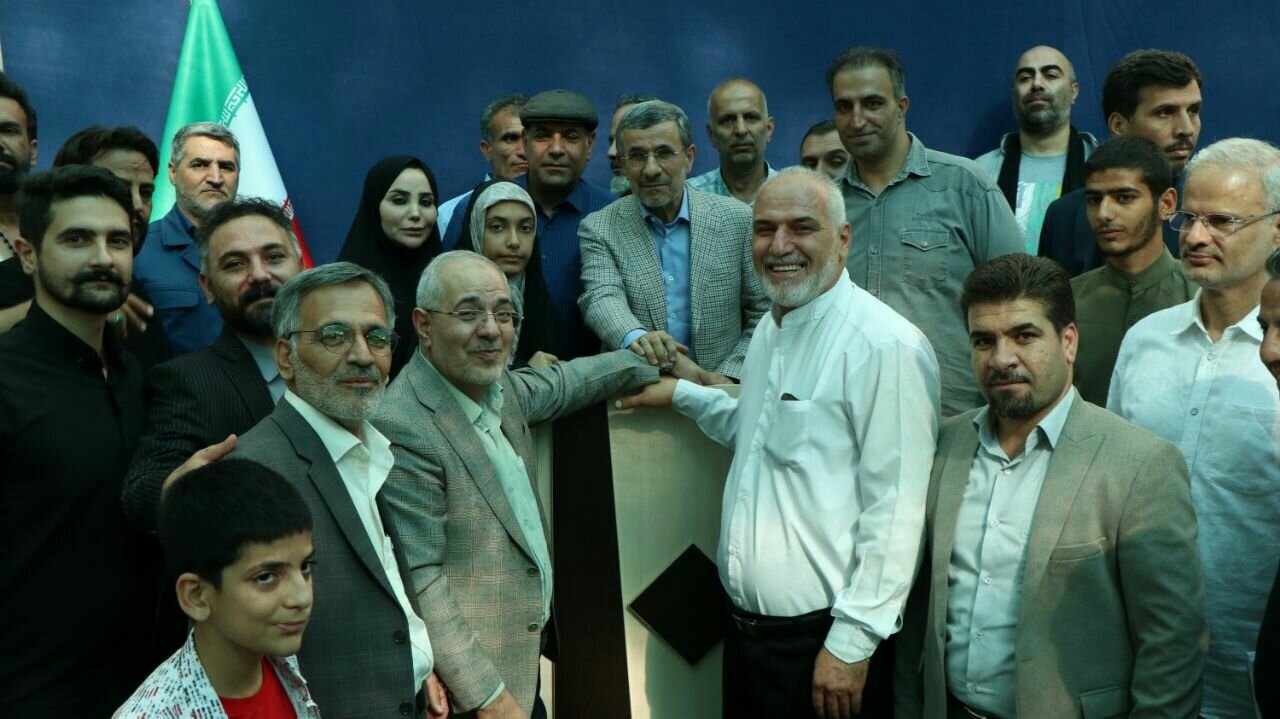 عکس | احمدی نژاد تیپ جدید زد! عکس | احمدی نژاد تیپ جدید زد!