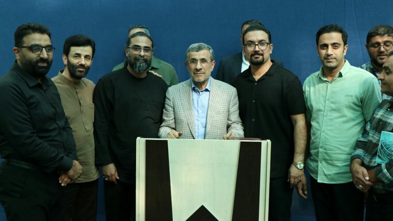 عکس | احمدی نژاد تیپ جدید زد! عکس | احمدی نژاد تیپ جدید زد!