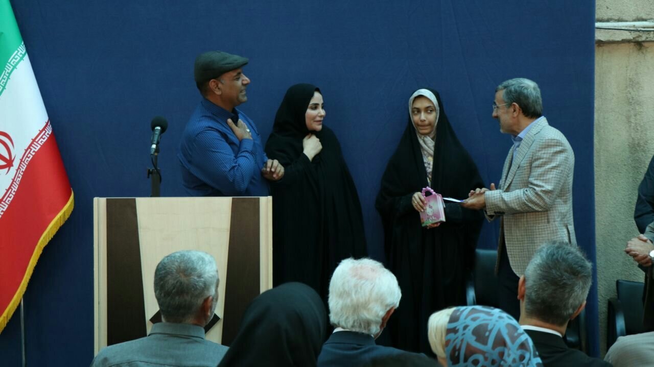 عکس | احمدی نژاد تیپ جدید زد! عکس | احمدی نژاد تیپ جدید زد!