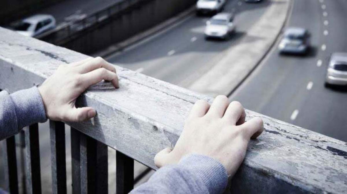 ویدیو | لحظه وحشتناک خودکشی  خانم جوان روی  پل آزادگان