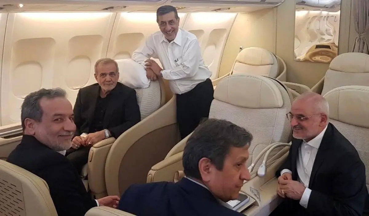 عکس | پزشکیان و هیات همراهش در هواپیما عکس | پزشکیان و هیات همراهش در هواپیما
