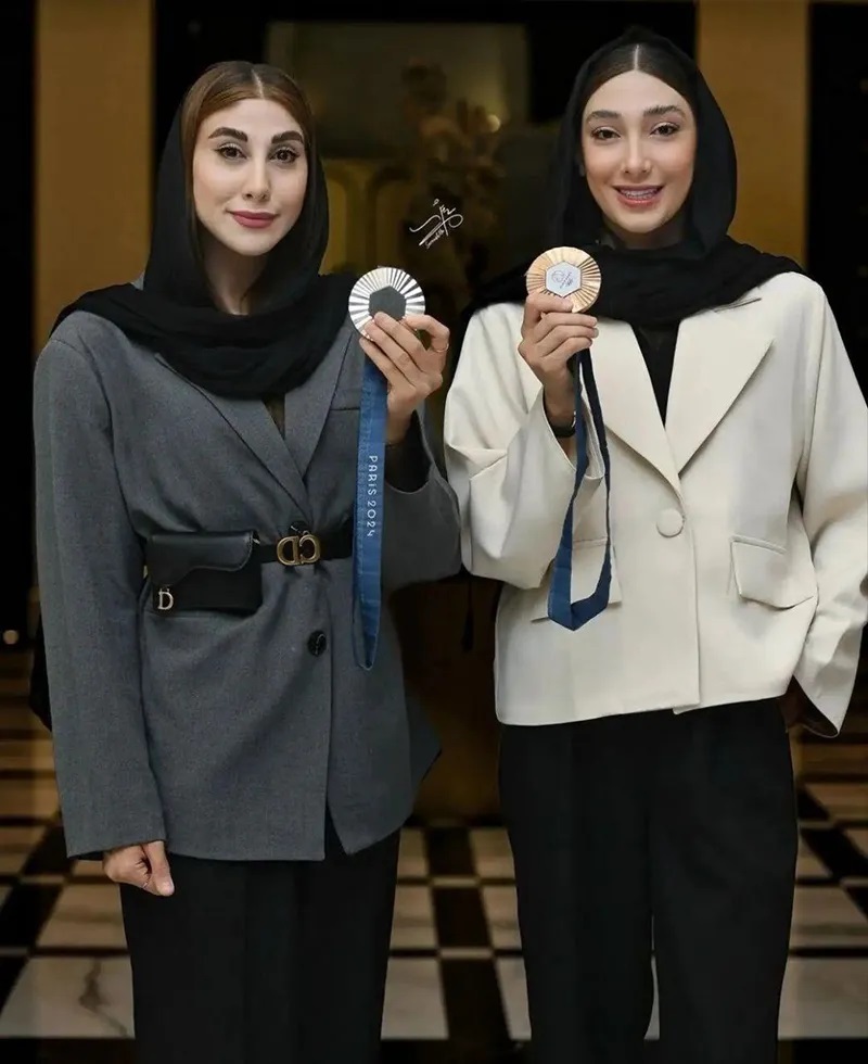 عکس | در مراسمی با حضور امین حیایی از ناهید و مبینا تقدیر شد!