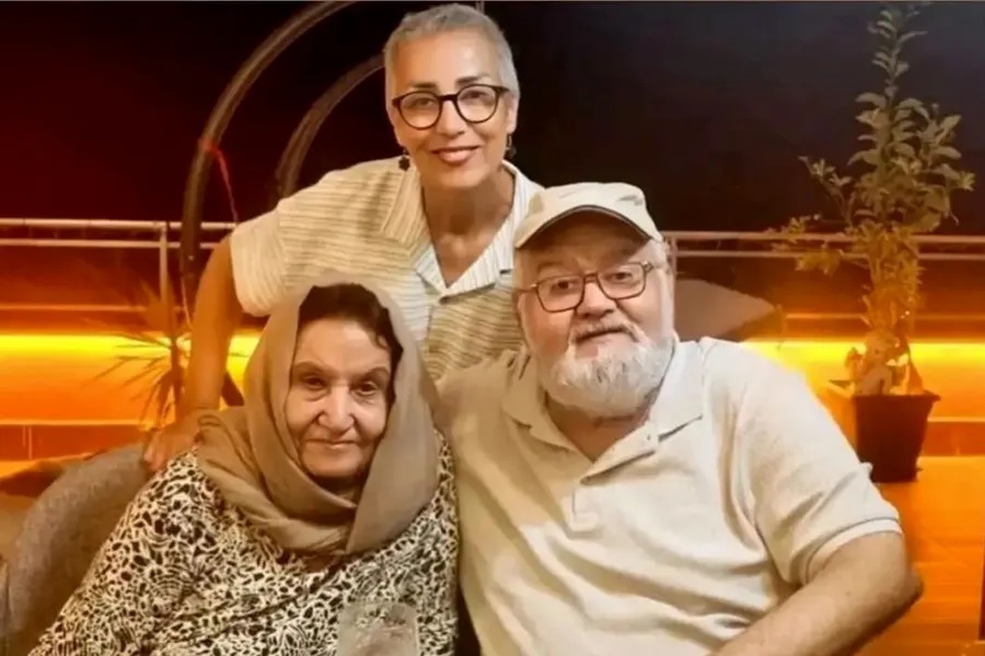 عکس | تصویری از اکبر عبدی در کنار همسر و مادرش در خارج از کشور!