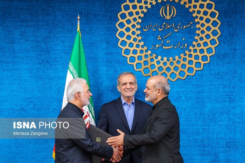 عکس | پزشکیان در مراسم معارفه وزیر کشور چه لباسی پوشید؟!