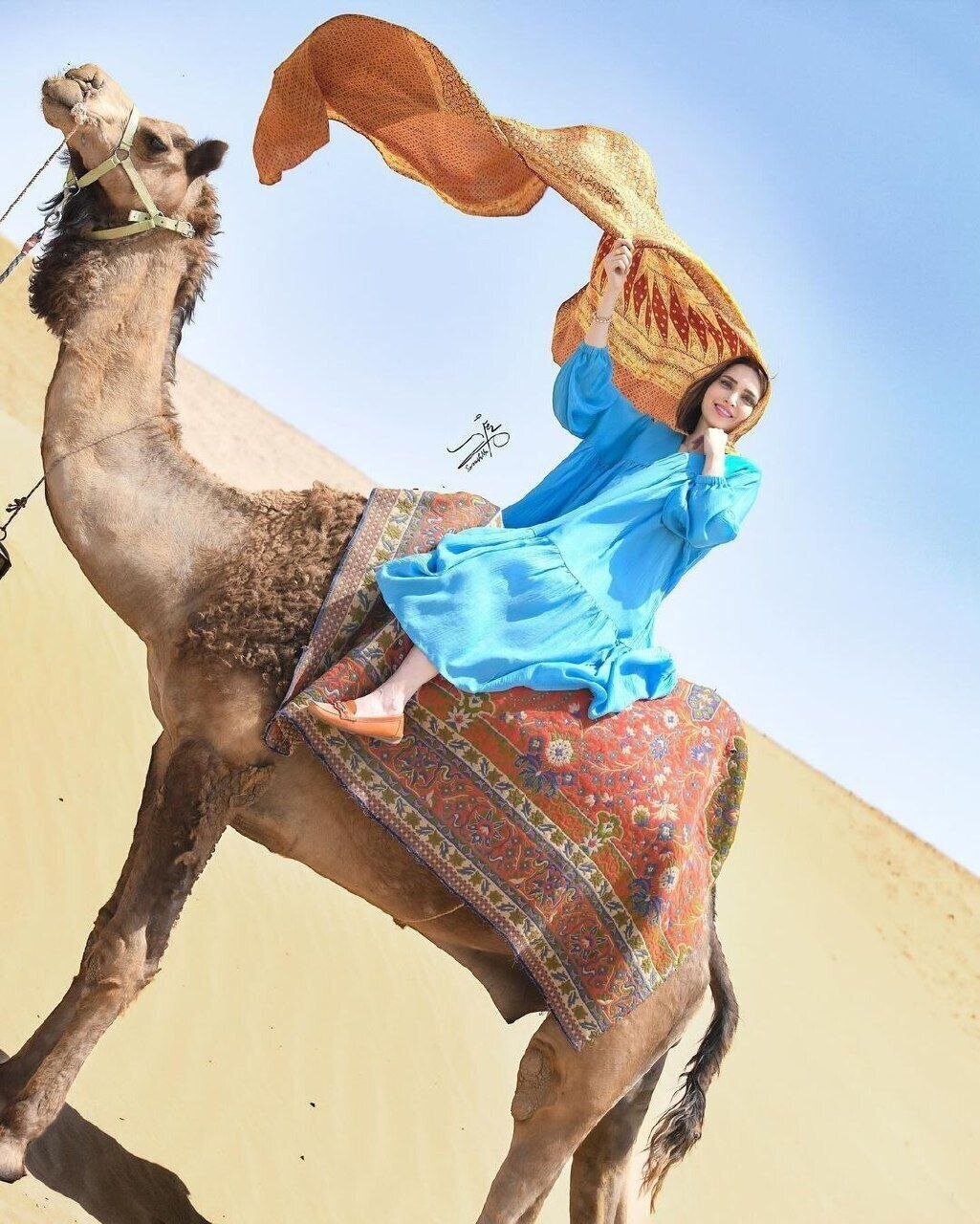 عکس | شترسواری و عکس‌های ژورنالی بهنوش طباطبایی خیره کننده است!