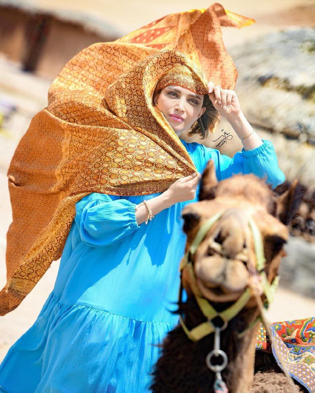 عکس | شترسواری و عکس‌های ژورنالی بهنوش طباطبایی خیره کننده است!