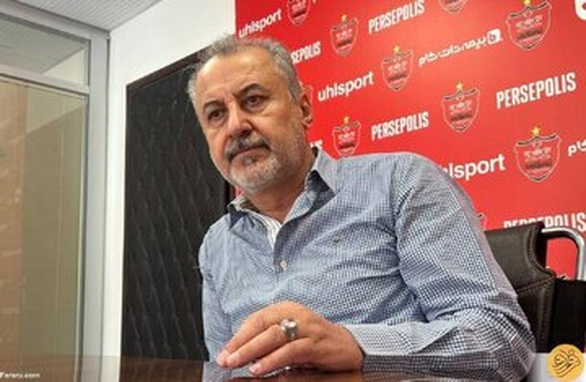 بنر شوکه کننده‌ای که روی درب ساختمان باشگاه پرسپولیس نصب شد + عکس
