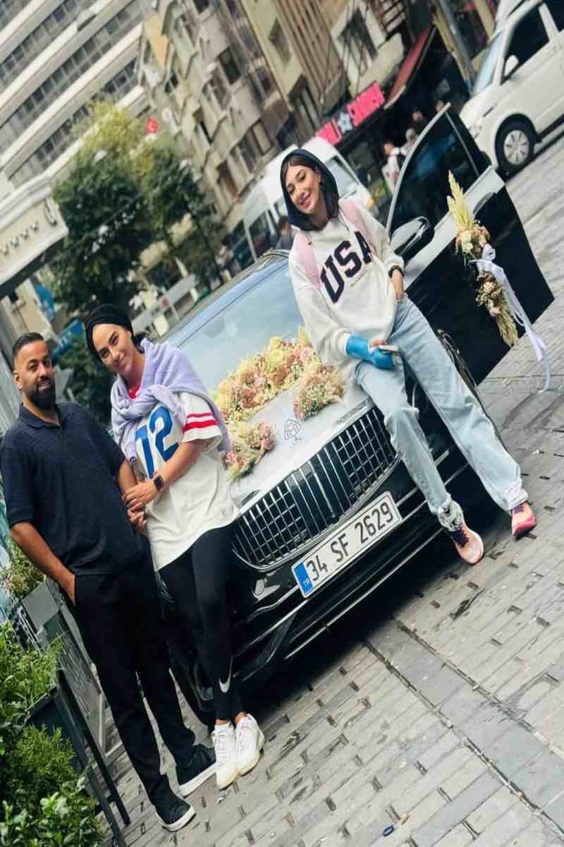 عکس | مبینا نعمت زاده با یک خودروی لاکچری در خیابان‌های ترکیه!