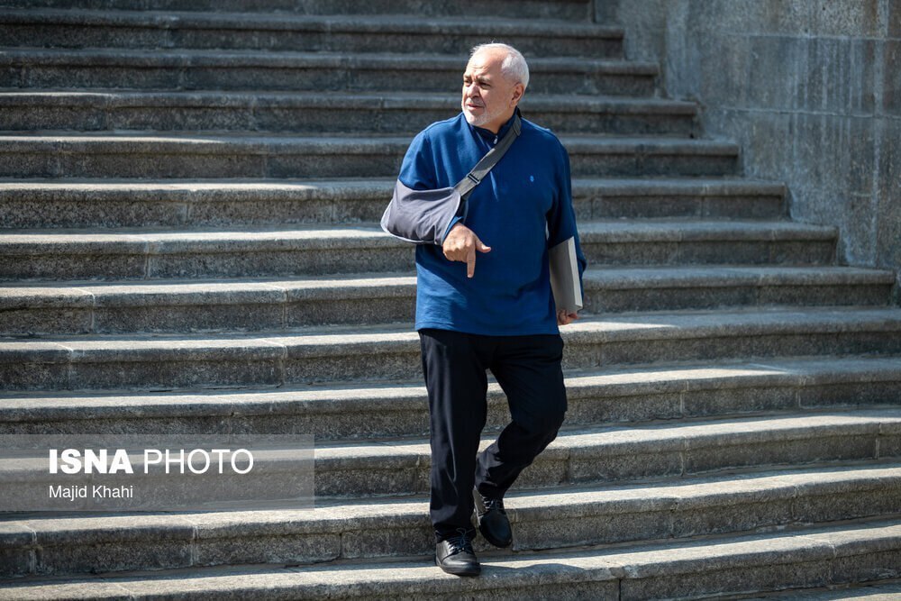 عکس | ظریف با این تیپ راحتی در حیاط دولت دیده شد!