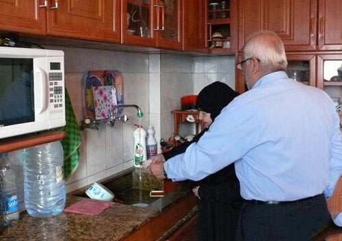 عکس | تصاویری از پدر و مادر سیدحسن نصرالله در منزلشان!