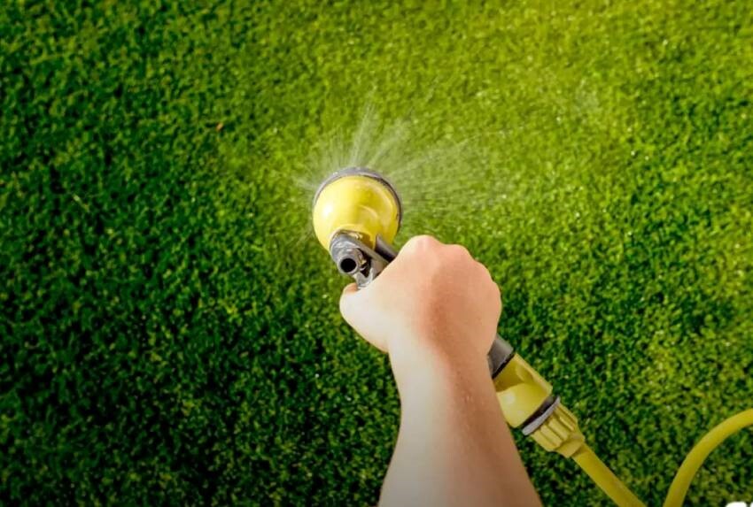 ترفندهای نگهداری از چمن مصنوعی و افزایش عمر مفید آن نحوه شستشوی چمن مصنوعی