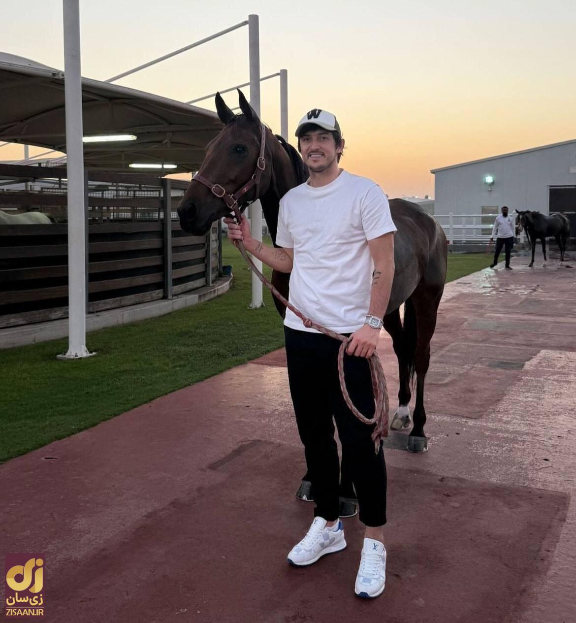 عکس | تفریح لاکچری سردار آزمون در امارات را ببینید!