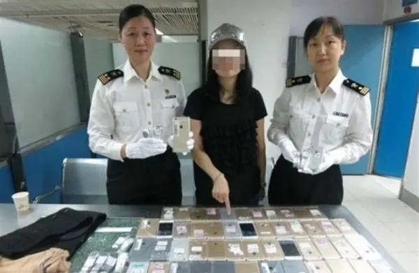 دختر قاچاقچی ۱۰۲ گوشی در بدنش جاسازی کرده بود! دختر قاچاقچی ۱۰۲ گوشی در بدنش جاسازی کرده بود!