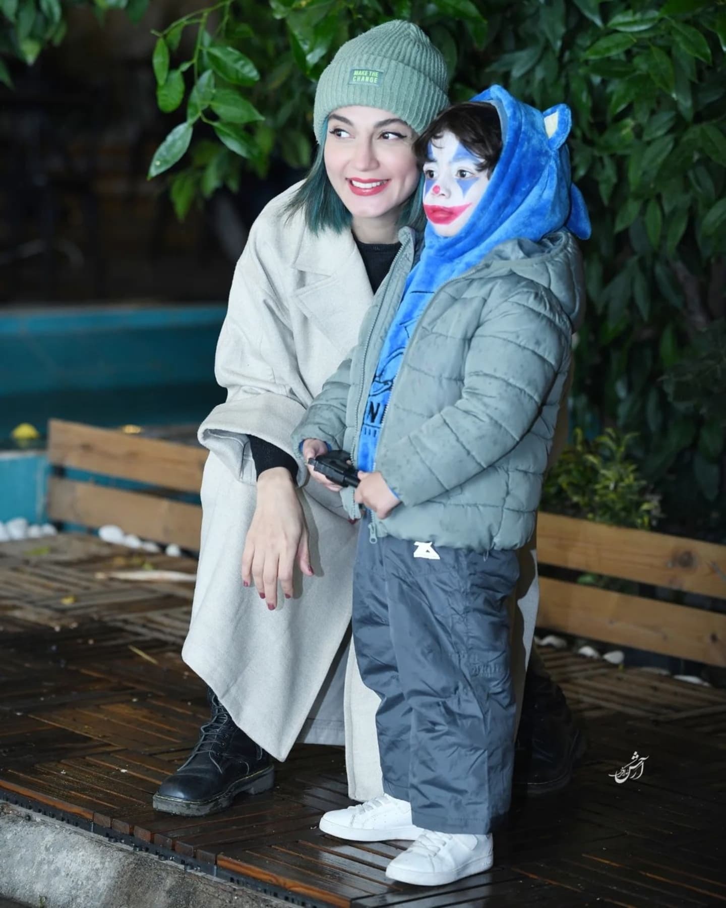 عکس | بازی حدیث میرامینی و پسرش در پارک | رنگ مو‌های این بازیگر جلب توجه کرد!