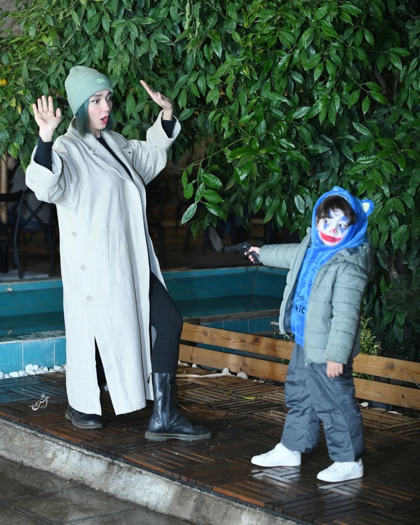 عکس | بازی حدیث میرامینی و پسرش در پارک | رنگ مو‌های این بازیگر جلب توجه کرد!