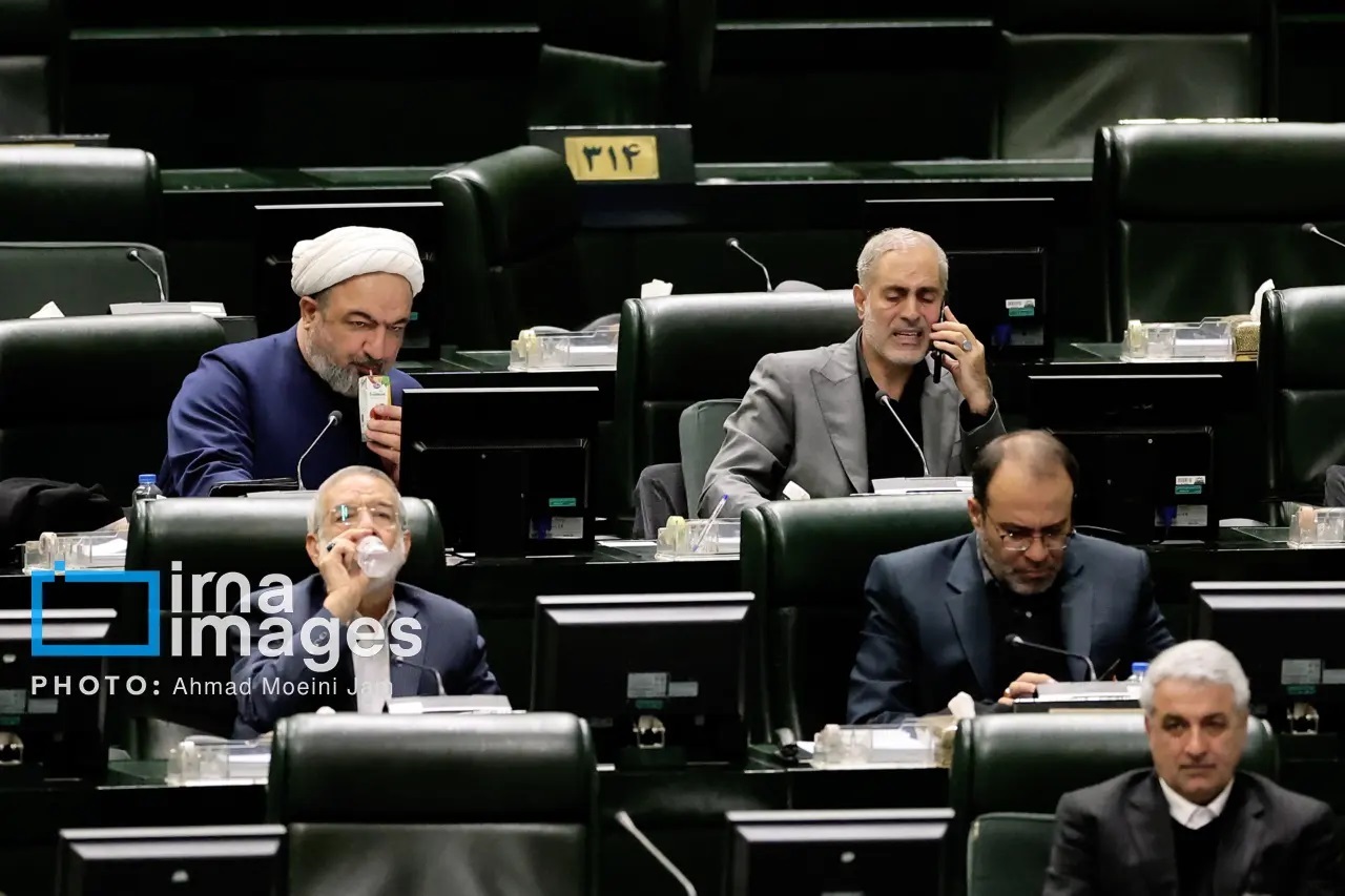 عکس | ساندیس خوردن حمید رسایی در صحنه علنی مجلس سوژه شد!