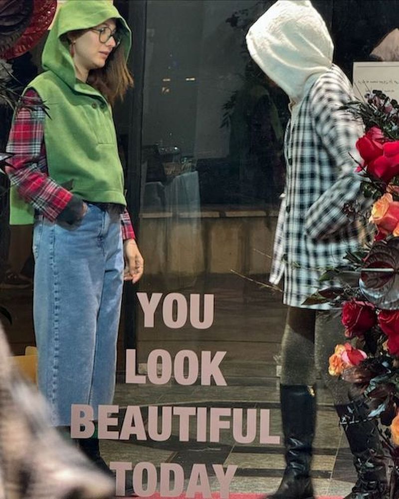 عکس | روشنک گرامی باز هم با استایل عجیب و متفاوت توجهات را به خود جلب کرد! عکس | روشنک گرامی باز هم با استایل عجیب و متفاوت توجهات را به خود جلب کرد!