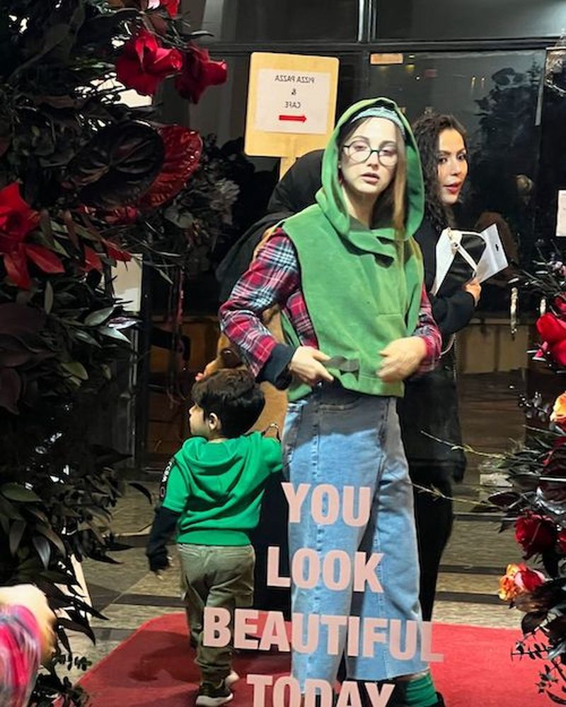 عکس | روشنک گرامی باز هم با استایل عجیب و متفاوت توجهات را به خود جلب کرد! عکس | روشنک گرامی باز هم با استایل عجیب و متفاوت توجهات را به خود جلب کرد!