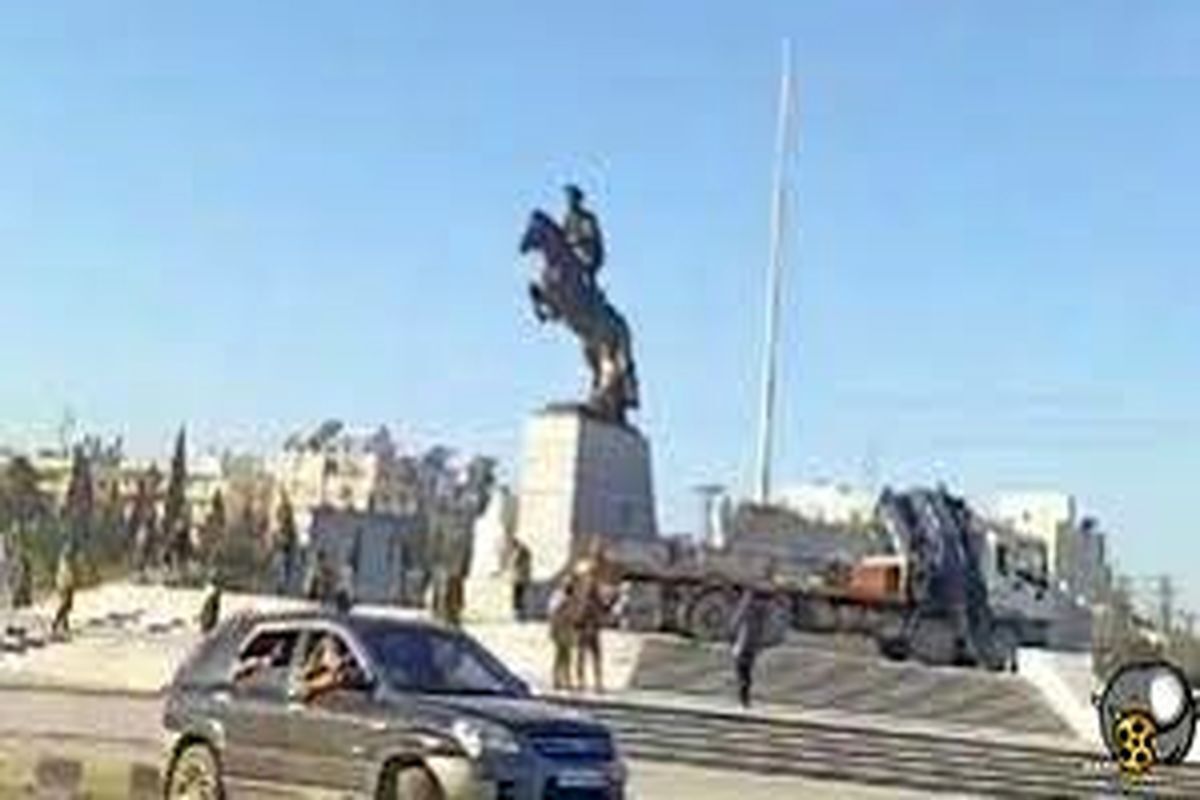 ویدیو | لحظه واژگونی مجسمه بشار اسد!