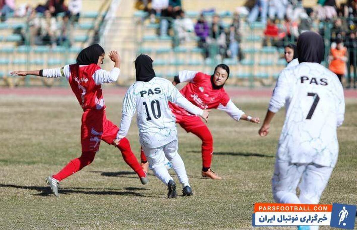 عکس | تصویری عجیب از نیمکت تیم فوتبال بانوان!