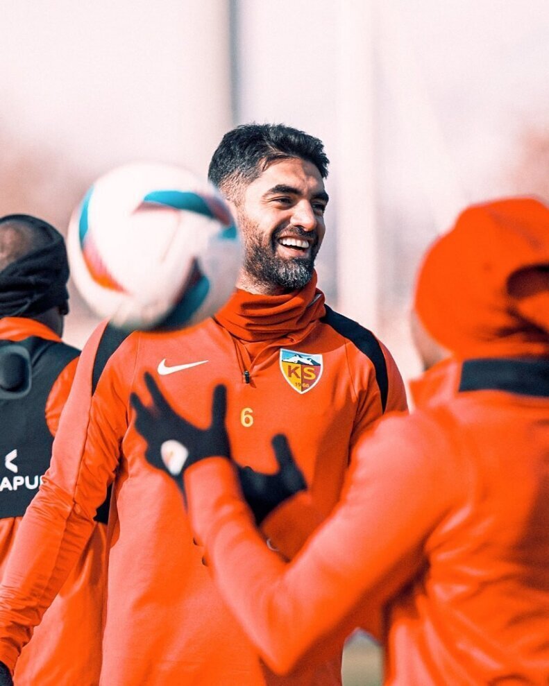 عکس | چهره جدید علی کریمی با ریشهای سفید! عکس | چهره جدید علی کریمی با ریشهای سفید!