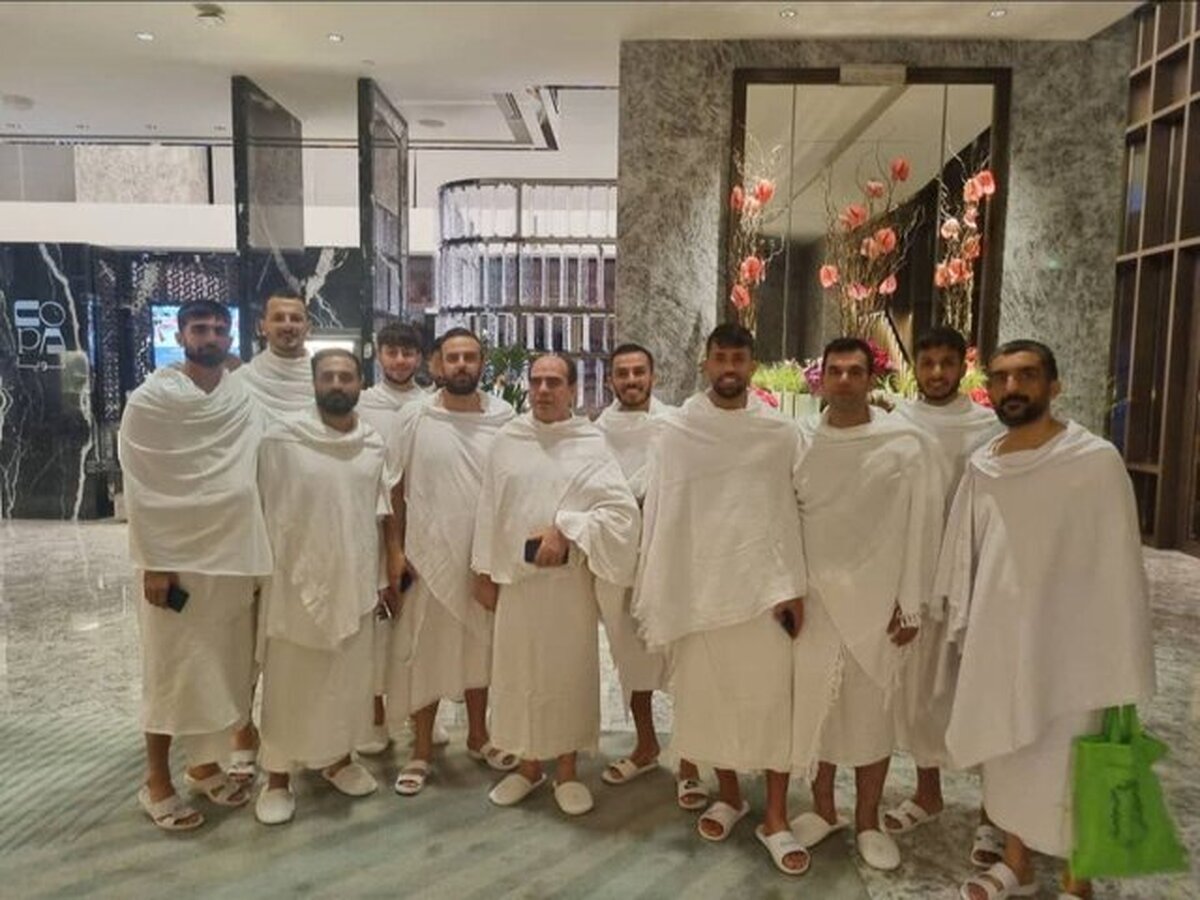 تیم فوتبال استقلال در خانه خدا + عکس