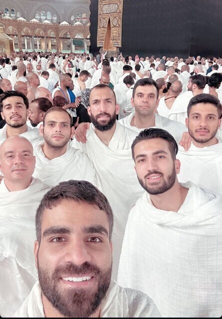 تیم فوتبال استقلال در خانه خدا + عکس