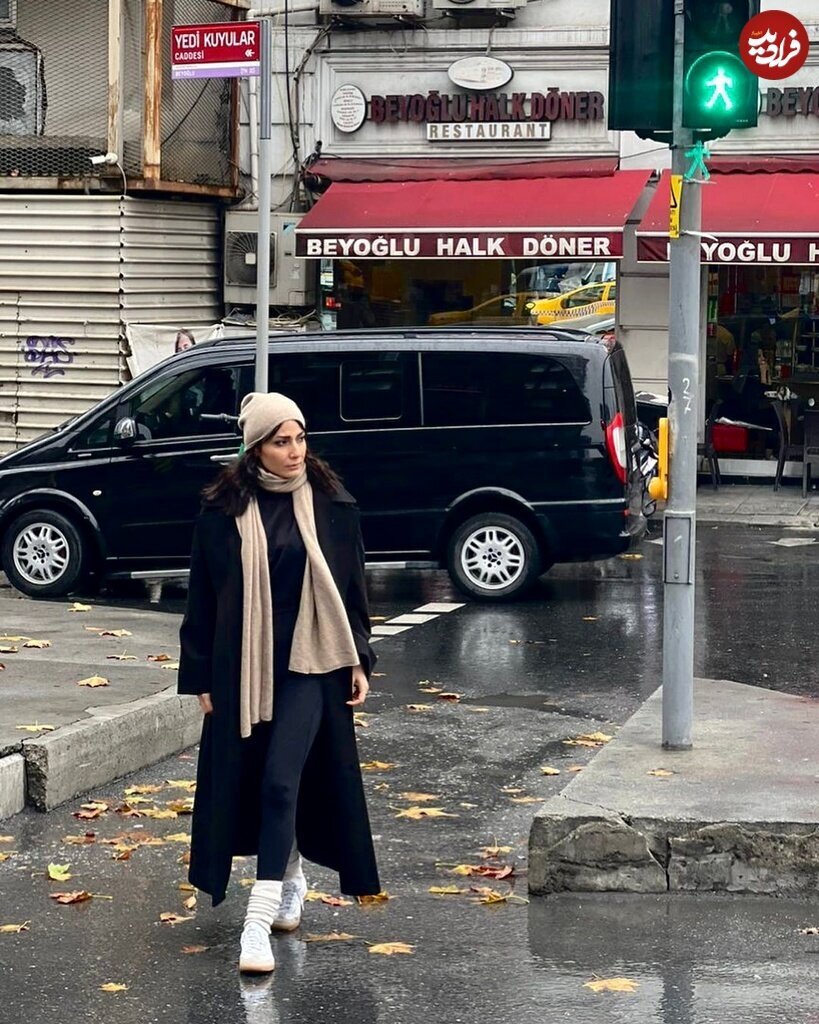 عکس | بازیگر سریال دلنوازان بعد از ۱۵ سال با استایلی خاص در خیابان‌های ترکیه!
