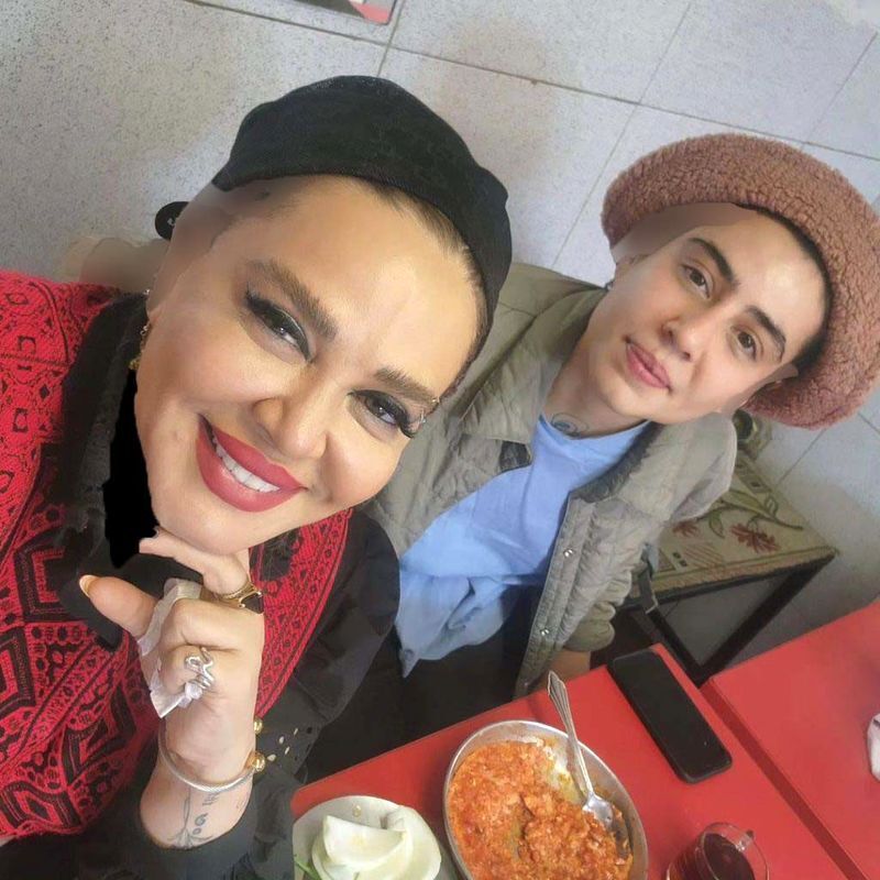 عکس | استایل عجیب بهاره رهنما در کافه با دخترش پریا