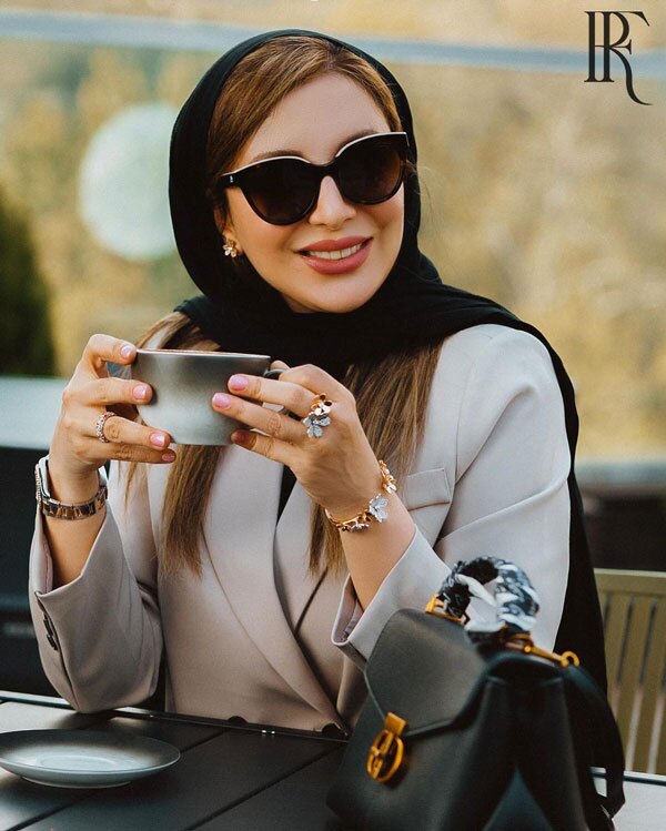 عکس | خانم خوش خنده جوکر و عکسهای خوش استایلش در کافه! عکس | خانم خوش خنده جوکر و عکسهای خوش استایلش در کافه!