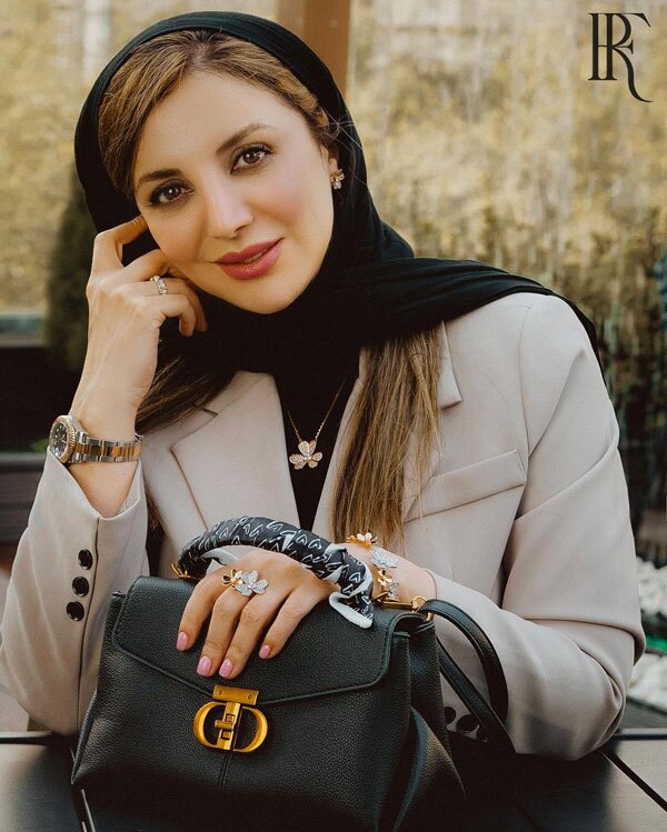 عکس | خانم خوش خنده جوکر و عکسهای خوش استایلش در کافه! عکس | خانم خوش خنده جوکر و عکسهای خوش استایلش در کافه!