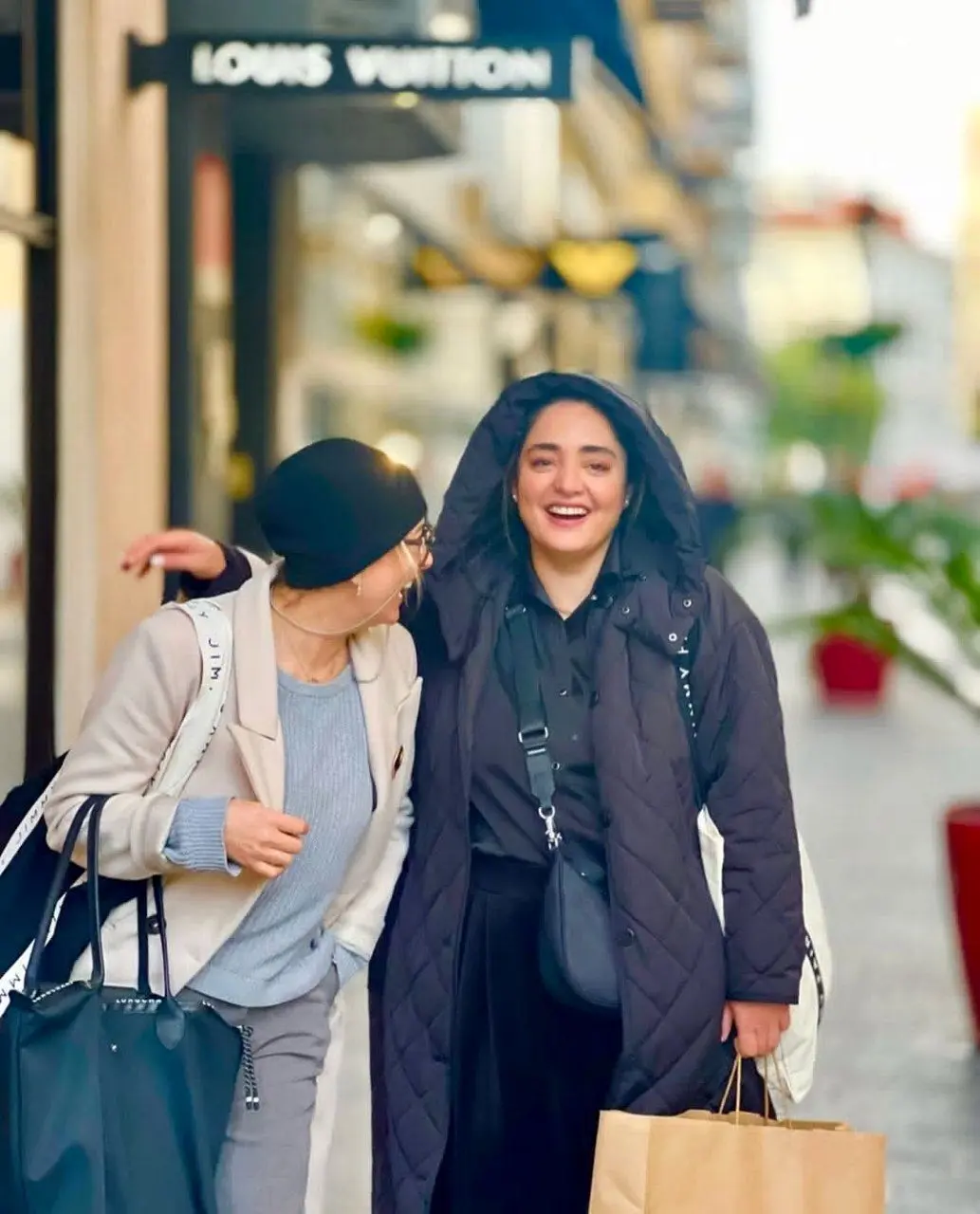 عکس | تصویری لو رفته از خوشگذرانی نرگس محمدی و فریبا نادری در خیابان‌های فرانسه!