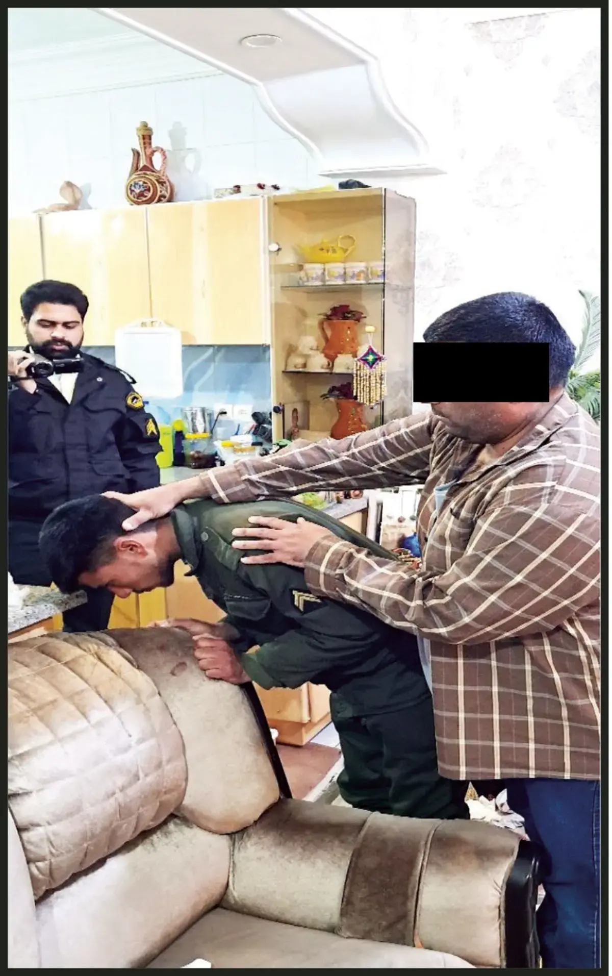 پسر خانواده، مادر را کشت و گلوی پدر را برید؛ پلیس در شوک