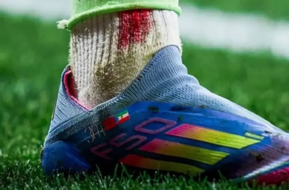 عکس | ادای احترام متفاوت یامال به والدینش عکس | ادای احترام متفاوت یامال به والدینش