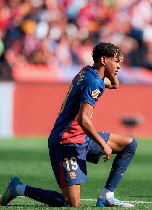 عکس | ادای احترام متفاوت یامال به والدینش عکس | ادای احترام متفاوت یامال به والدینش