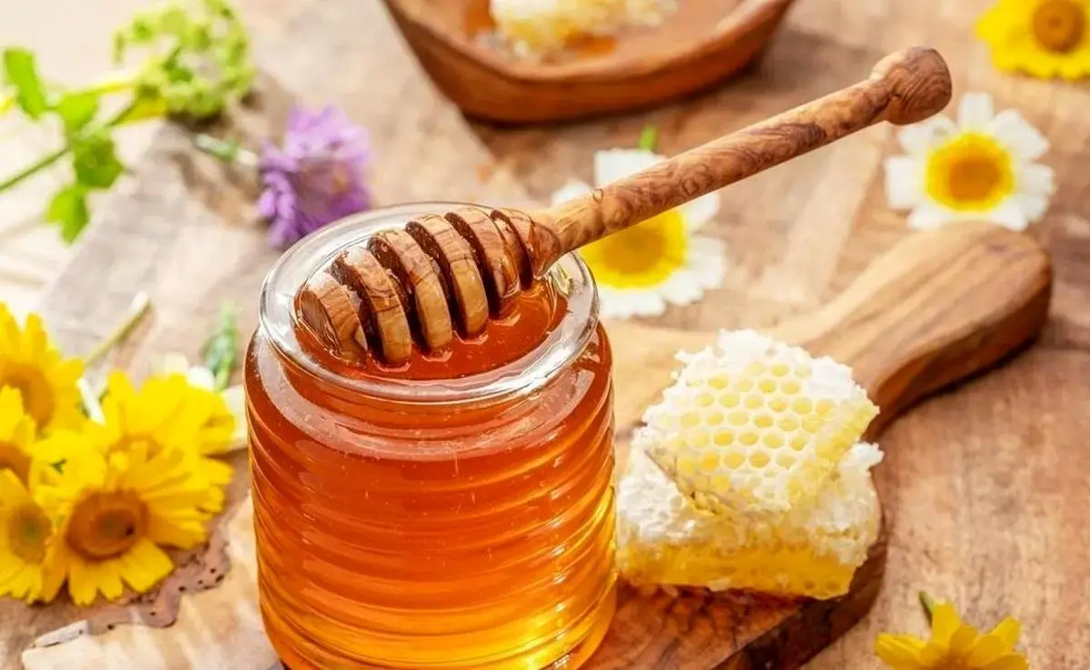آیا افزودن عسل به چای داغ باعث تولید سم می‌شود؟ پاسخ متخصصان
