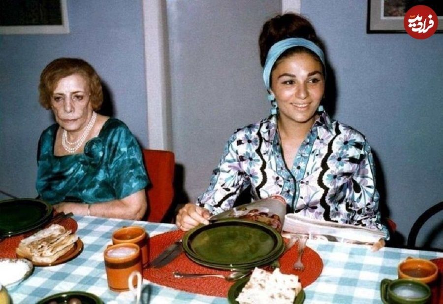 سفر در زمان با عکسی نادر | همسر دوم رضاخان در کنار عروس سومش در دهه ۴۰