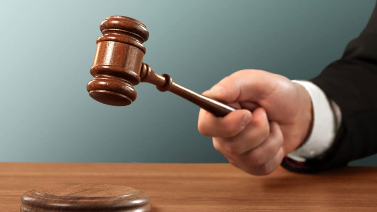 حکم اولیه برای معلم خاطی در سنندج صادر شد