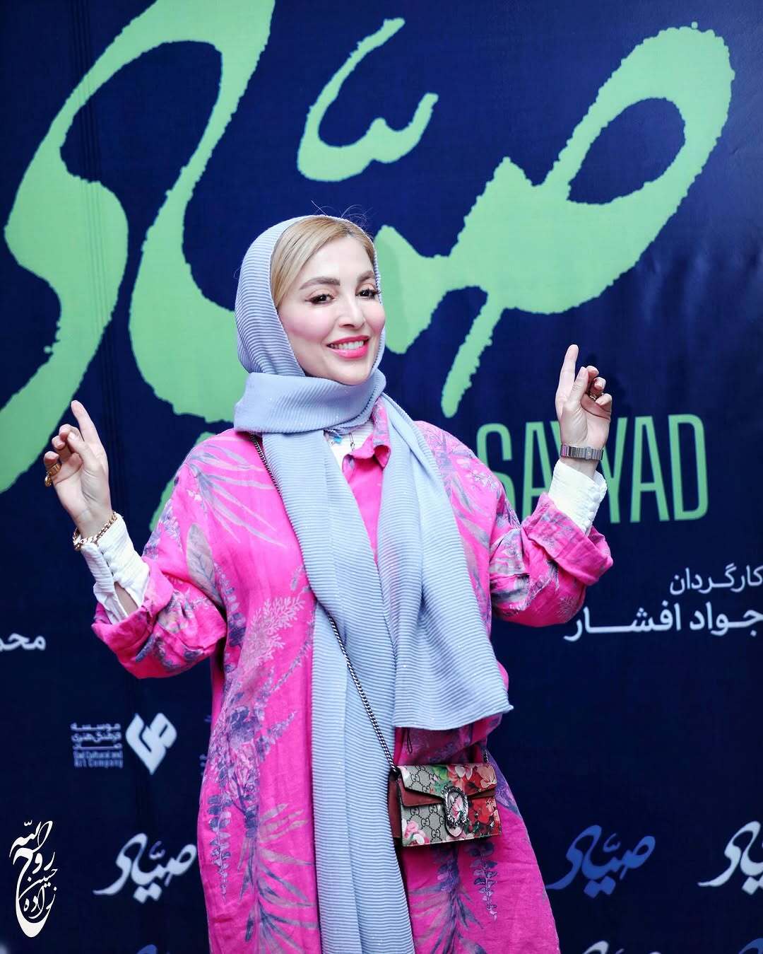 عکس | استایل جالب ژیلا صادقی در یک فضای عمومی