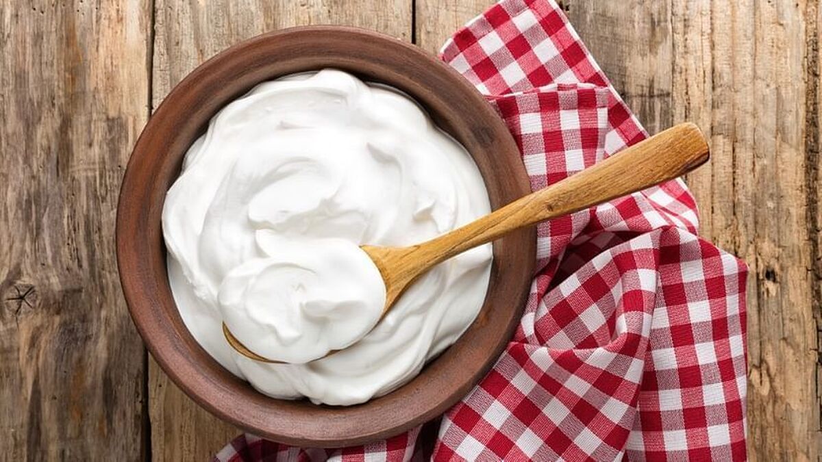 خوردن ماست در صبحانه چه فایده‌ای دارد؟