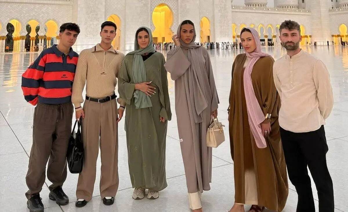 عکس | تیپ باحجاب همسر رونالدو با مانتو و شال در مسجد