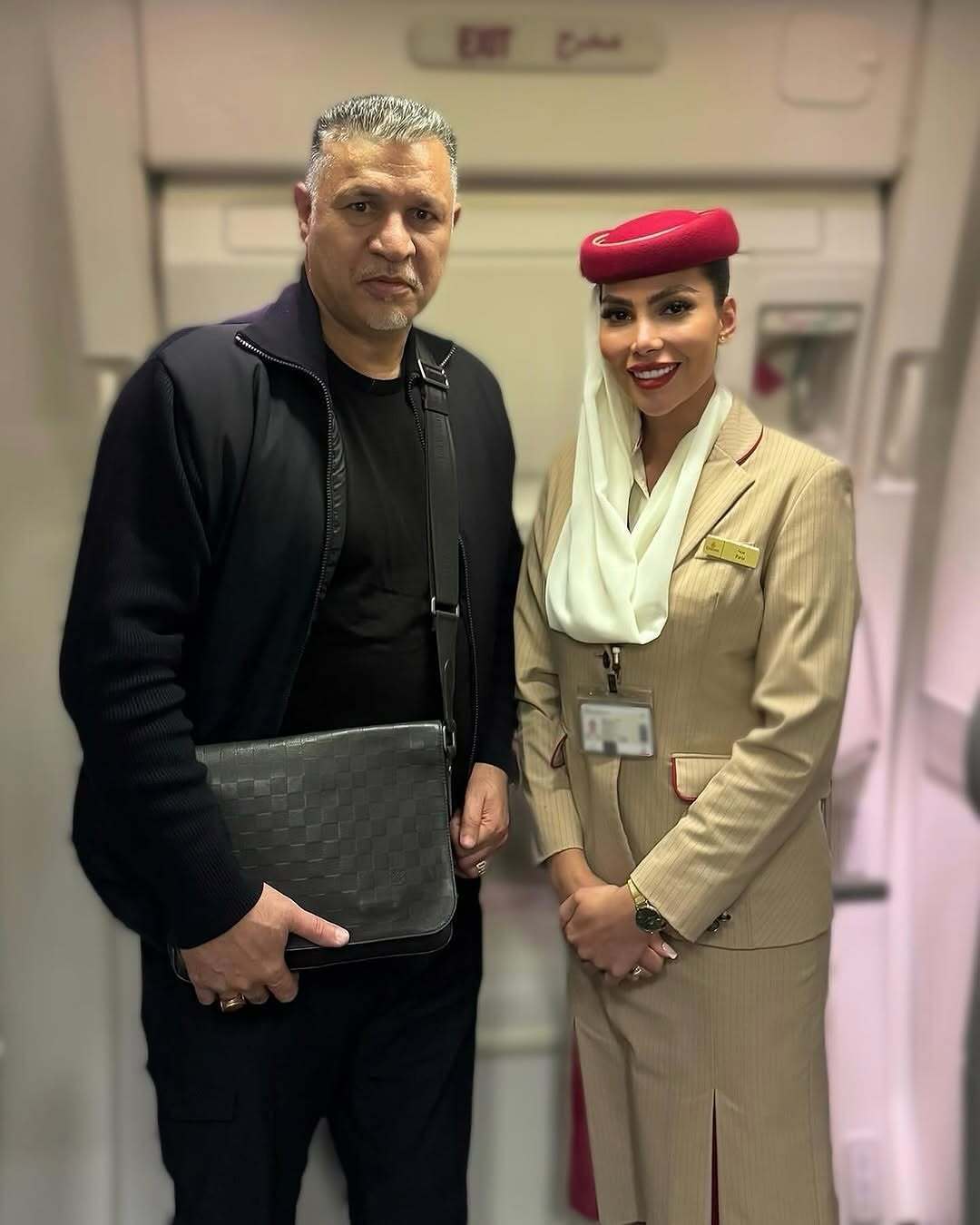 عکس | تصویر یادگاری علی دایی با مهماندار خوش‌پوش پرواز دبی!