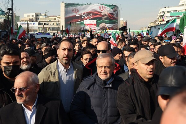 حضور پزشکیان در جمع راهپیمایان تهرانی + عکس حضور پزشکیان در جمع راهپیمایان تهرانی + عکس